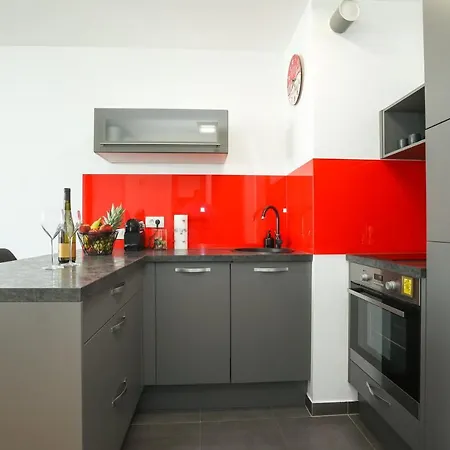 Newly Motar With Balcony And Parking Garage!! 公寓 *