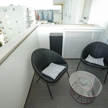 公寓 Newly Motar With Balcony And Parking Garage!! 扎达尔