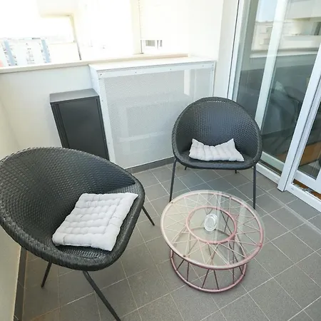 公寓 Newly Motar With Balcony And Parking Garage!!