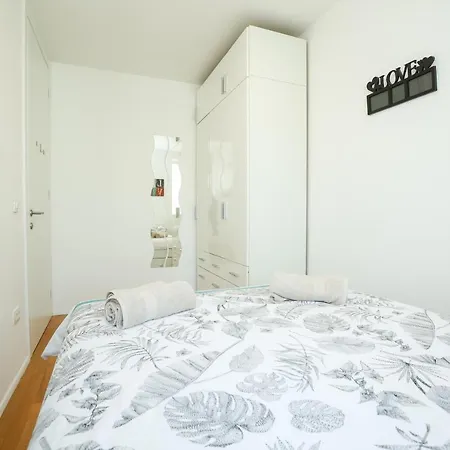 Newly Motar With Balcony And Parking Garage!! 公寓 扎达尔